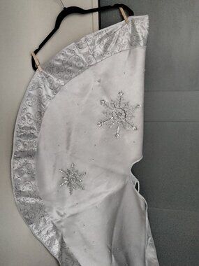 New Silver Beaded/Sequined Snowflake Tree Skirt